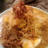 「ラーメン 麺固め 白 両方炙り 野菜マシマシ ニンニク アブラ 」@ラーメン富士丸 明治通り都電梶原店の写真