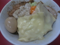 「まぜそば（大）+スライスチーズW」@ジャンクガレッジ 熊谷店の写真