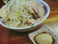 「小ラーメン（ニンニクマシ）+特製煮玉子黒」@ラーメン二郎 新小金井街道店の写真