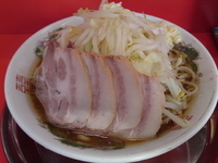 「小らーめん豚入り野菜多めにんにく600円」@麺でる 戸越店の写真