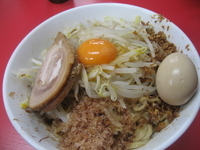 「まぜそば大盛り 麺マシ （無料トッピング チーズ）」@ジャンクガレッジ 熊谷店の写真