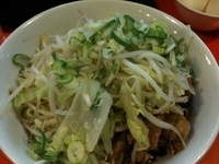 「油そば[醤油 ネギ・ニンニク増し]（750円）+温玉（50円）」@ちばからの写真