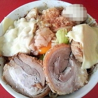 「まぜそば（大・麺増し、ニンニク・アブラW・チーズ・課長）+小豚+」@ジャンクガレッジ 熊谷店の写真