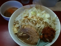 「らーめん（ニンニク・辛たま:650円）+スキヤキ（節粉:80円）」@用心棒 本号の写真