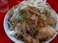 「豚入り 750円 （ヤサイ・ニンニク・カラメ）」@ラーメン二郎 府中店の写真