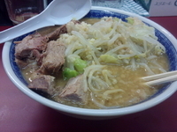 「味噌ラーメン小（ヤサイ少なめ、ニンニク、アブラ）780円+ほぐし」@らーめん豚喜 川口店の写真