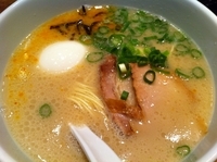 「白丸元味たまご入り（850円）+替玉（25円）+餃子（券）」@一風堂 横浜ポルタ店の写真