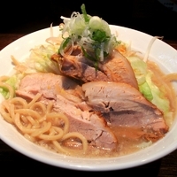 「太麺野菜ブタ増し（880円）+ニンニク少なめ」@ラーメン 岩佐の写真