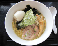 「函館塩ラーメン+燻製たまご」@北海道チューボー 八重洲店の写真