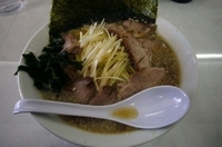 「ネギチャーシュー麺（麺硬め、脂多め）850円」@ラーメンショップ 妻沼店の写真