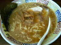 「とんこつ醤油ラーメン（700円）+サラダ（サービス）」@麻布ラーメン 本店の写真