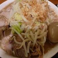 「ラーメン豚増し （味玉+野菜+にんにくトッピング）」@ジャンクガレッジ イオンレイクタウンmori店の写真