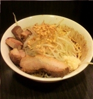 「汁なし（中）+炙りチャーシュー（ニンニク）」@らーめん破顔おおびるの写真