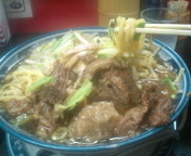 「野菜ラーメン（醤油・ニンニク・太麺）700円+牛スジ300円」@らーめんしょっぷ中吉 綾瀬店の写真