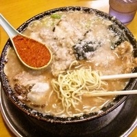 「とんこつ黒（こってり）+激辛+厚切りチャーシューキング 590円」@火の国 文龍 総本店の写真