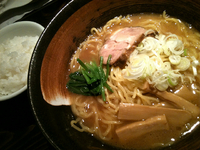 「ラーメン（一三五）700円+半ライス（サービス）」@天虎の写真