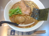 「やまらぁ+玉（ランチタイムサービス）」@麺 やまらぁの写真