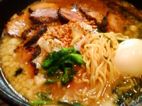 「濃厚豚ブラック+炙りチャー+メンバーズ味玉（650円+350円+」@仙川らーめん ばかたれの写真