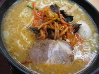 「辛味噌らーめん（煮玉子付）￥800」@らーめん さのや 東北自動車道下り佐野SA店の写真