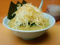 「ネギラーメン中盛り 900円」@千家 本店の写真
