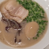 「黒玉ラーメン」@とんこつラーメン 荻の写真