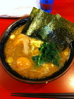 「中盛り+味玉（カタメ）」@家系総本山 ラーメン吉村家の写真