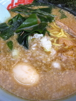 「プレミアム醤油とんこつ￥780」@山岡家 吹上店の写真