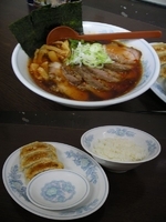「『しょうゆらーめん+辛口+チャーシュー+半ライス・餃子セット（￥」@手打ちラーメン ゆうかの写真