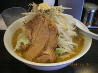 「ラーメン￥500 中盛￥100 脂少なめ」@山盛山の写真