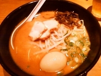 「鰹（カツオ豚骨）800円+味玉100円 細麺バリカタ+ハリガネ」@博多 龍ノ髭の写真