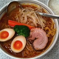 「札幌スープカレー麺（10月〜3月限定メニュー 小ライス付き￥90」@札幌ラーメン めんくらの写真