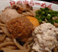 「ガッツ麺DX 780円（大盛） + サービス小ライス」@日の出らーめん 田町分店の写真