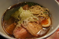 「濃厚魚出汁醤油（中太麺）（760円）、肉1枚（100円）、辛肉ご」@喜元門 つくば東光台店の写真