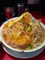 「すきやき チーズ にんにく からめ ラーメン」@用心棒の写真