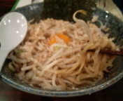 「秘伝まぜそば（野菜普通・ニンニク）950円」@奥州麺処 じらいやの写真