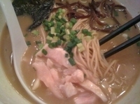 「鶏煮干ラーメン（かため）780円+替え玉100円」@鶏の骨の写真