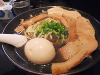 「味玉叉焼麺 黒」@麺処 寅路の写真