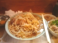 「ブタ入りラーメン 生卵 白 両方炙り  野菜マシマシ ニンニク 」@ラーメン富士丸 明治通り都電梶原店の写真