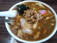 「カレーラーメン（ひもかわ麺）￥550+納豆￥50+ニンニク￥50」@手打ちラーメン 足利麺の写真