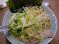 「ラーメン（麺カタメ）￥600+もやきゃべ￥70」@横浜ラーメン 壱六家 桶川坂田店の写真