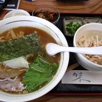 「特製ラーメン600円+鶏めしセット250円」@麺屋一里の写真