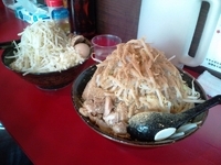 「ラーメン（大）+ぶた+魚粉（ヤサイチョイ増し・ニンニク・カラメ）」@麺や 唯桜の写真