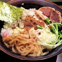 「濃厚まぜそば + 生玉子」@麺屋 ざくろの写真