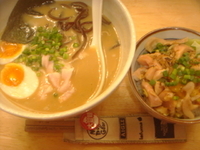 「鶏の骨ラーメン（かため）+味玉+鶏の骨特製ちゃーしゅーごはん」@鶏の骨の写真