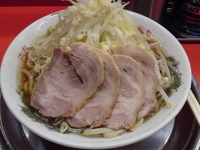 「小ラーメン豚入り野菜多めにんにく600円」@麺でる 戸越店の写真