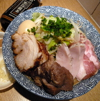 「燈郎 700円（麺少なめ味玉サービス・ヤサイマシ・ニンニクはデフ」@麺屋 一燈の写真