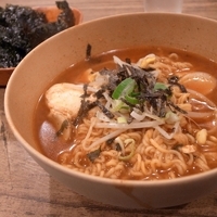 「パルゲトック（빨계떡） 4000ウォン」@トゥムセラミョン 틈새라면 明洞本店の写真