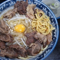 「牛すじらーめん大盛（ぶっかけ・温、ニンニク多め） 800円」@らーめんしょっぷ中吉 綾瀬店の写真