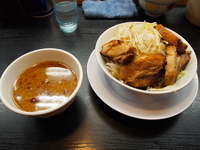 「つけ麺三号（聖帝）+のせのせ（ヤサイ+肉増し）+煮干油」@まるぎん二号の写真