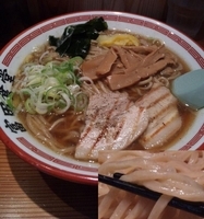 「中華そば（中）￥700+ゆず刻み￥20」@松戸中華そば 富田食堂の写真